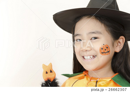 ハロウィンの仮装をする女の子 ハロウィンの仮装をする女の子 26662307