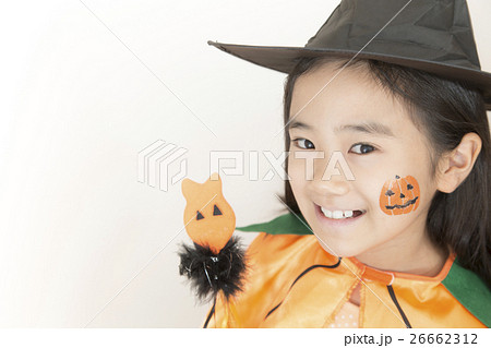 ハロウィンの仮装をする女の子 26662312