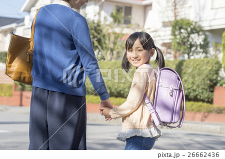 住宅街の母親と娘 住宅街の母親と娘 26662436