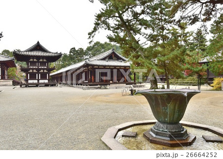 奈良、唐招提寺礼堂と鼓楼(左) 26664252