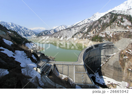 雪解けの黒部ダム 26665042