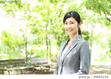 女性　笑顔 26665236