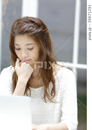 外でPCを使用する若い女性 外でPCを使用する若い女性 26671291