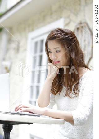 外でPCを使用する若い女性 外でPCを使用する若い女性 26671292