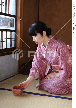 茶道 お茶を飲む着物姿の女性の写真素材