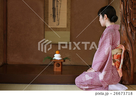 床の間に鏡餅を飾る着物姿の女性 床の間に鏡餅を飾る着物姿の女性 26673718