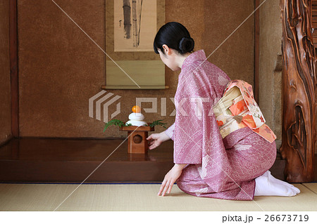床の間に鏡餅を飾る着物姿の女性 床の間に鏡餅を飾る着物姿の女性 26673719