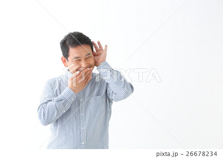 耳に手をかざす男性の写真素材