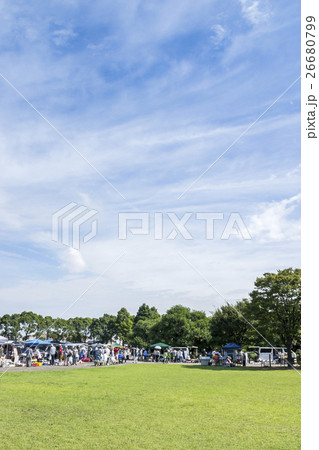 公園のフリーマーケット風景を遠くから見る 26680799