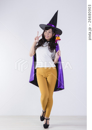 ハロウィンのコスチュームを着た女性 ハロウィンのコスチュームを着た女性 26680903