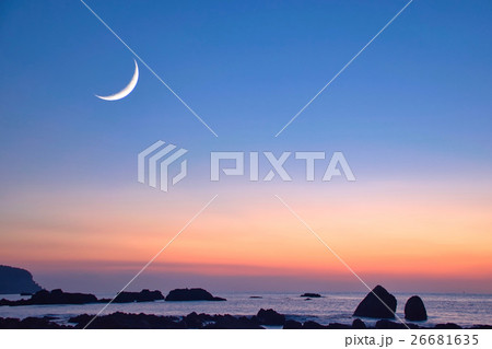 天草西海岸の夕月（多重露出） 26681635