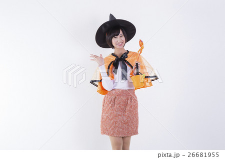 ハロウィンのコスチュームを着た女性 ハロウィンのコスチュームを着た女性 26681955