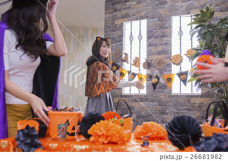 ハロウィンパーティーをする女性たち ハロウィンパーティーをする女性たち 26681982
