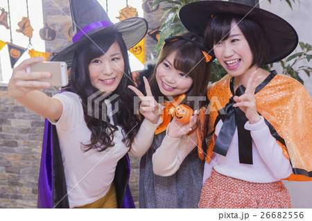 ハロウィンパーティーをする女性たち ハロウィンパーティーをする女性たち 26682556