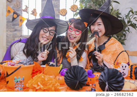 ハロウィンパーティーをする女性たち ハロウィンパーティーをする女性たち 26682562