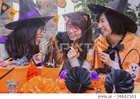 ハロウィンパーティーをする女性たち ハロウィンパーティーをする女性たち 26682563