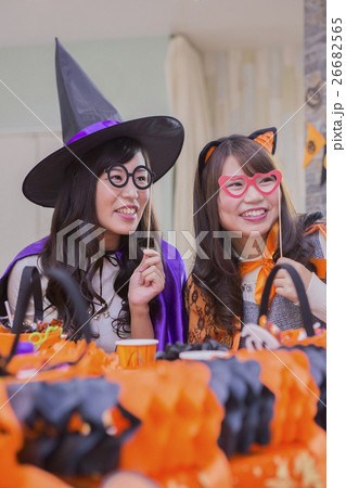 ハロウィンパーティーをする女性たち ハロウィンパーティーをする女性たち 26682565
