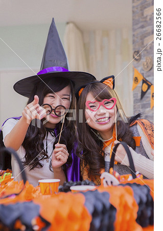ハロウィンパーティーをする女性たち ハロウィンパーティーをする女性たち 26682566