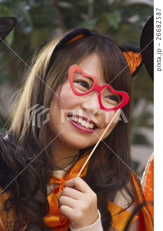 ハロウィンパーティーをする女性たち ハロウィンパーティーをする女性たち 26682587
