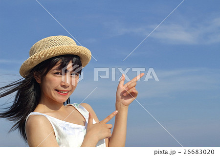 麦わら帽子の学生　青空 26683020