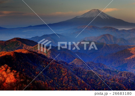 丹沢・塔ノ岳から早朝の富士山と紅葉の鍋割山稜 26683180