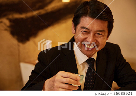 お酒を飲むビジネスマン 26688921