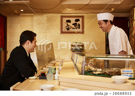 寿司屋の板前とお客さん 26688933