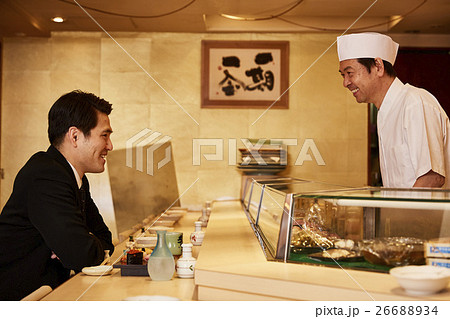 寿司屋の板前とお客さん 26688934