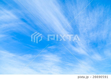 筋雲　青い空　冬の空　流れるような雲 26690591