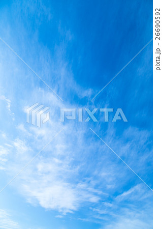 筋雲　青い空　冬の空　流れるような雲 26690592