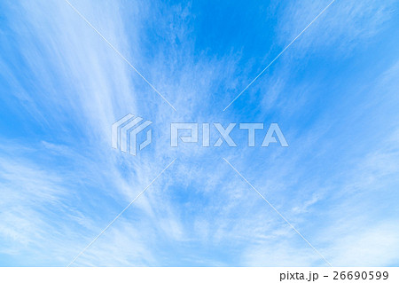 筋雲　青い空　冬の空　流れるような雲 26690599