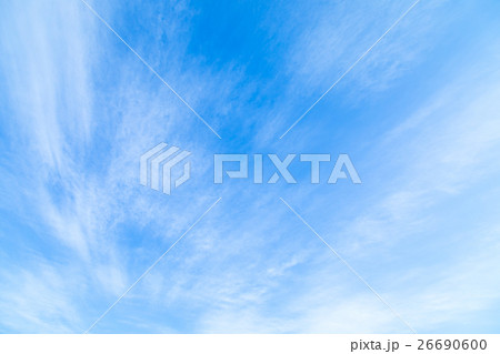 筋雲　青い空　冬の空　流れるような雲 26690600