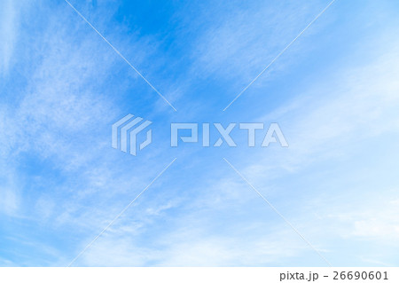 筋雲　青い空　冬の空　流れるような雲 26690601