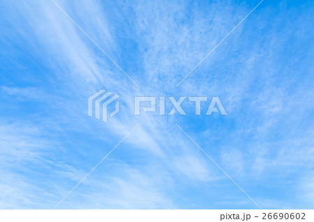 筋雲　青い空　冬の空　流れるような雲 26690602