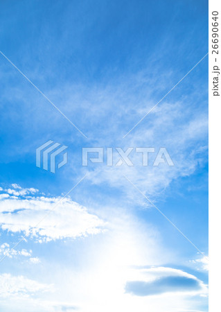 筋雲　青い空　冬の空　流れるような雲 26690640
