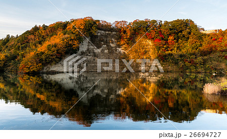 水面に映る紅葉 26694727
