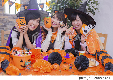 ハロウィンパーティーをする女性たち 26697324