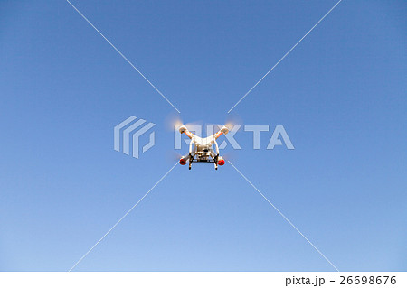 ホバリングするドローン Phantom3 Pro ホバリングするドローン Phantom3 Pro 26698676