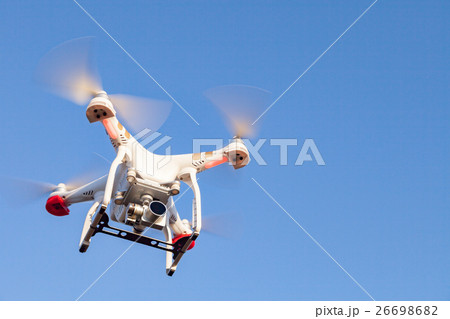ホバリングするドローン Phantom3 Pro ホバリングするドローン Phantom3 Pro 26698682