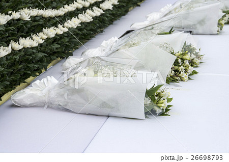 追悼式での献花の花束の写真素材