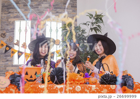 ハロウィンパーティーをする女性たち 26699999