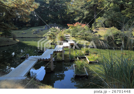 特別名勝「栗林公園」晩秋の睡竜潭の小普陀と津筏梁 26701448