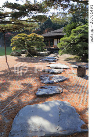 特別名勝「栗林公園」晩秋の掬月亭（中庭を掬月に向かう飛び石） 26701491