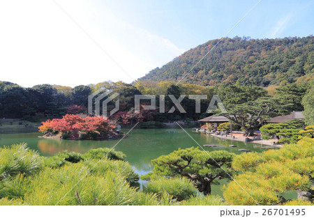 特別名勝「栗林公園」晩秋の南湖（渚山から見る紅葉の楓嶼、楓岸、掬月亭） 26701495