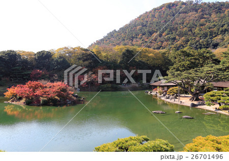 特別名勝「栗林公園」晩秋の南湖（渚山から見る紅葉の楓嶼、楓岸、掬月亭） 26701496