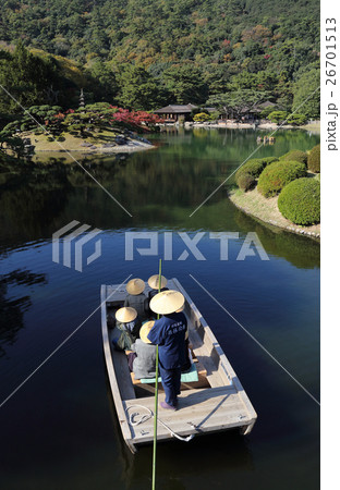 特別名勝「栗林公園」晩秋の南湖を周遊する観光の和船（天女嶋、楓嶼、掬月亭、杜鵑嶼） 26701513