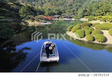 特別名勝「栗林公園」晩秋の南湖を周遊する観光の和船（天女嶋、楓嶼、掬月亭、杜鵑嶼） 26701514