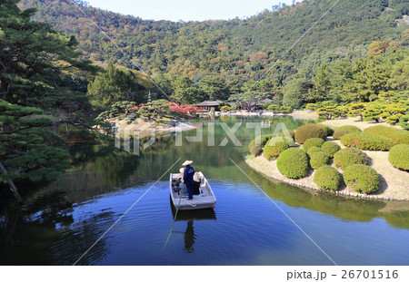 特別名勝「栗林公園」晩秋の南湖を周遊する観光の和船（天女嶋、楓嶼、掬月亭、杜鵑嶼） 26701516