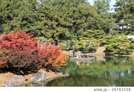 特別名勝「栗林公園」晩秋の南湖を周遊する観光の和船(楓嶼、渚山) 特別名勝「栗林公園」晩秋の南湖を周遊する観光の和船(楓嶼、渚山) 26701538