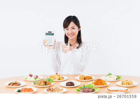 若い女性（電卓-料理） 26701559